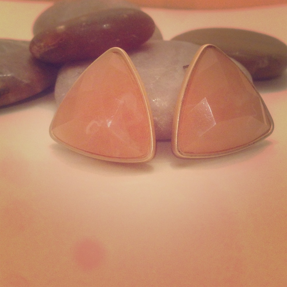 Peachy‎ Triangle Stud Earrings